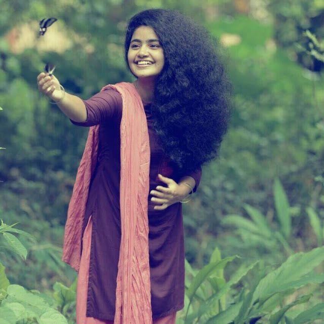 17-anupama-parmeswaran-candid-click-from-premam-sets