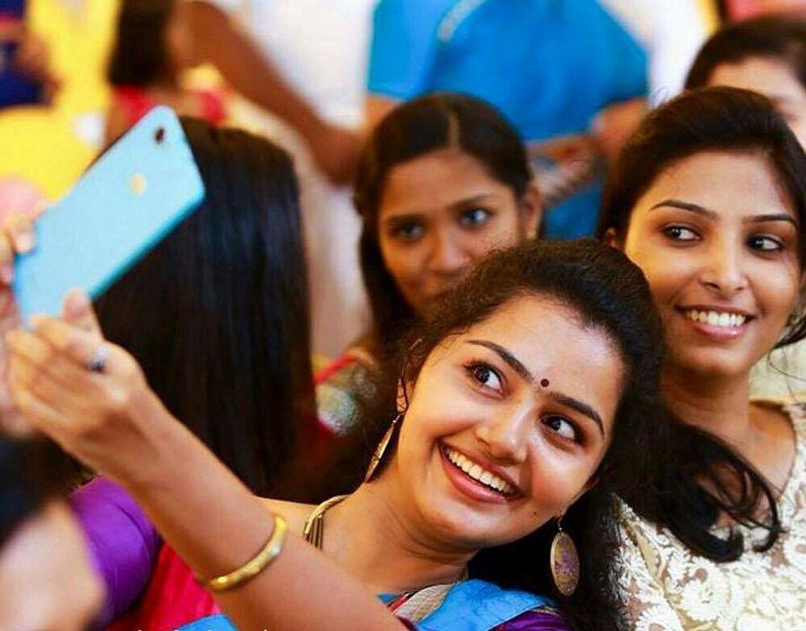 18-anupama-parameswaran-selfie-time-with-friend