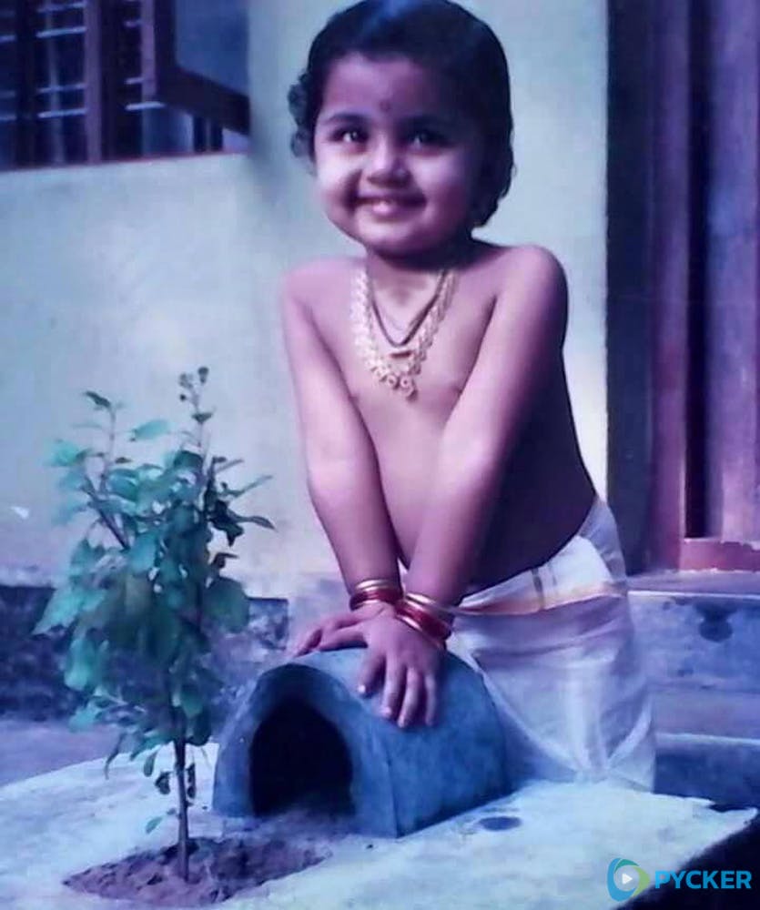 2-anupama-parameswaran-cute-childhood-pose