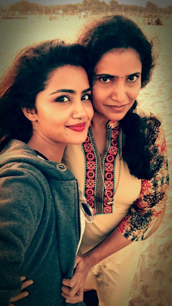 22-anupama-parameswaran-with-her-mother-twinning