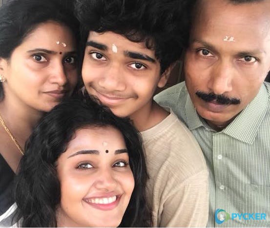 23-anupama-parameswaran-with-her-family