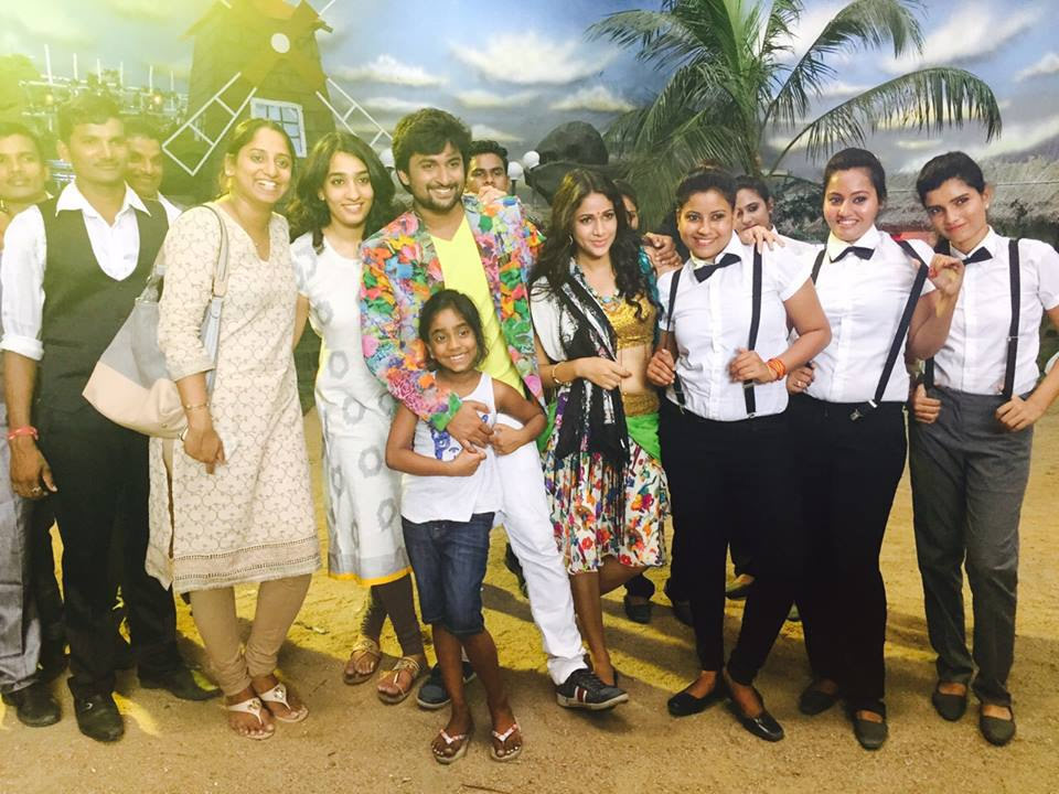 35-nani-with-his-family-on-the-sets-of-bhale-bhale-magadivoy