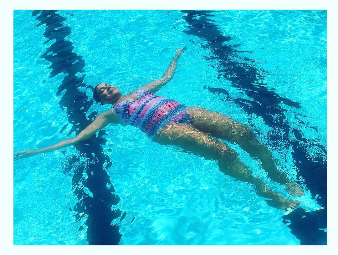 pregnant-sameera-reddy-beats-the-heat-in-a-swimming-pool2