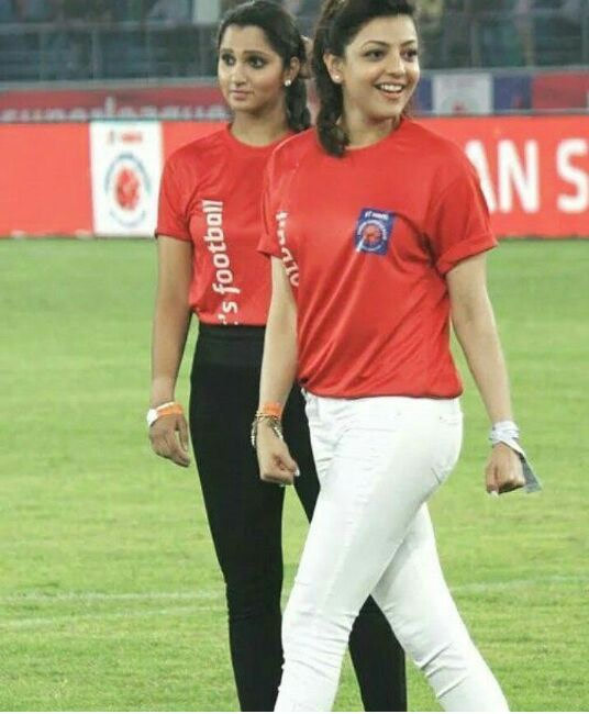 14-kajal-rare-pic-with-sania-mirza-at-sports-event