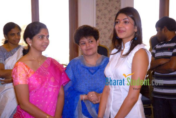 19-kajal-rare-pic-with-her-mother-suman-and-rama-rajamouli-at-magadheera-movie-launch