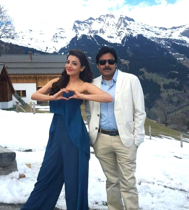 29-kajal-with-pawan-kalyan-during-sardar-gabbarsingh-shoot