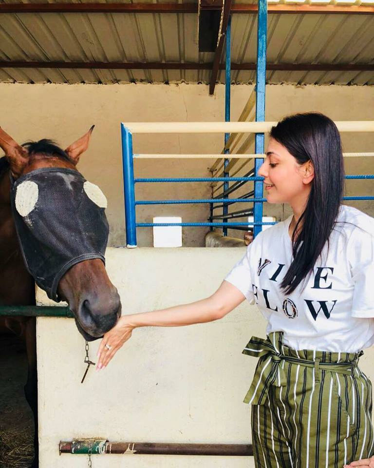 30-kajal-feeding-her-horse-khaleesi