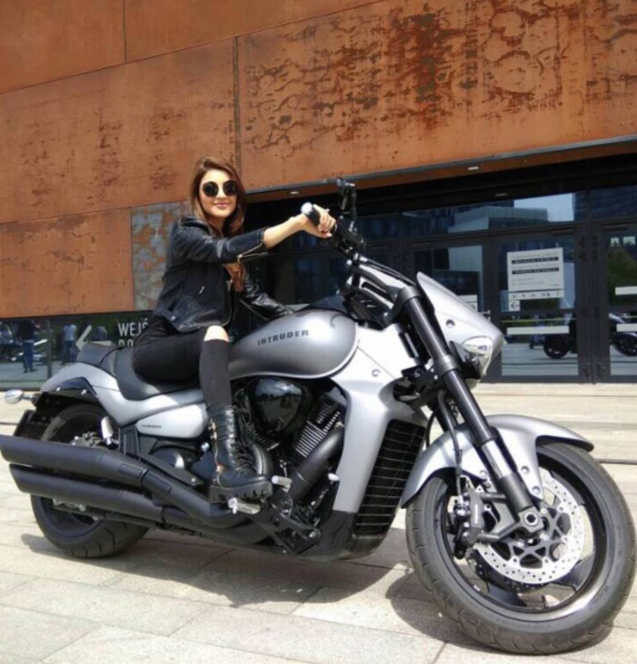 32-kajal-pose-like-biker