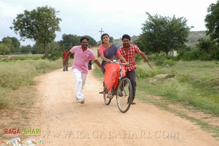 7-kajal-rare-pic-with-diretor-teja-and-kalyan-ram-during-lakshmi-kalyanam-movie-shoot