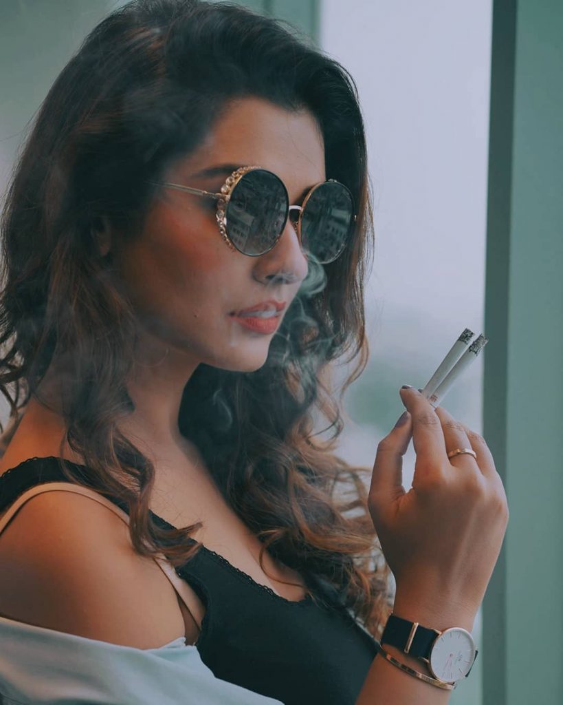 payal-rajput-smoking-two-cigars-together1