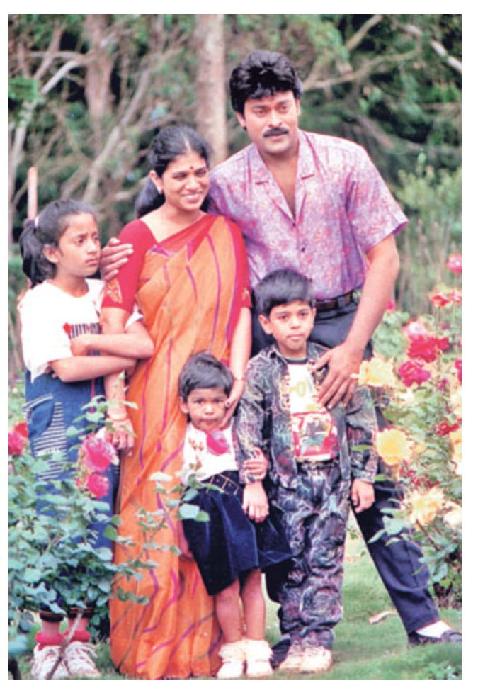 33-lovely-and-rare-pic-of-chiru-and-surekha-with-their-kids