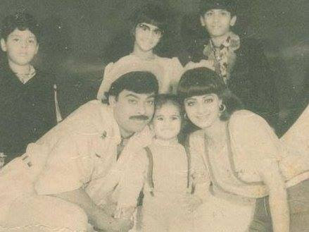 41-chiru-with-sridevi-and-kids-on-jagadheka-veerudu-athiloka-sundari-movie-sets