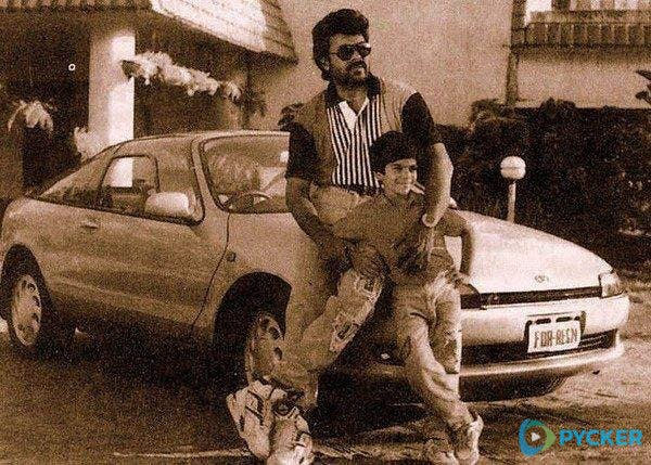 48-chiranjeevi-pose-with-ram-charan