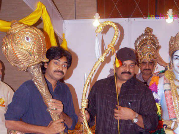 59-chiranjeevi-rare-pic-with-pawan-kalyan