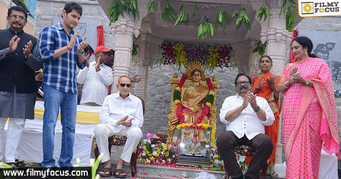 విజయనిర్మల కాంస్యవిగ్రహాన్నిఆవిష్కరించిన సూప‌ర్ స్టార్ కృష్ణ