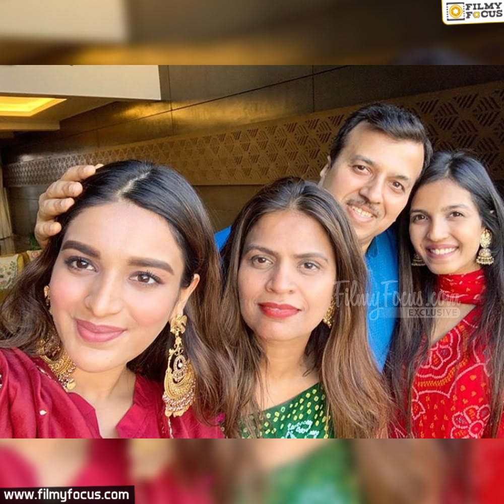 12-Nidhhi Agerwal Family Pic