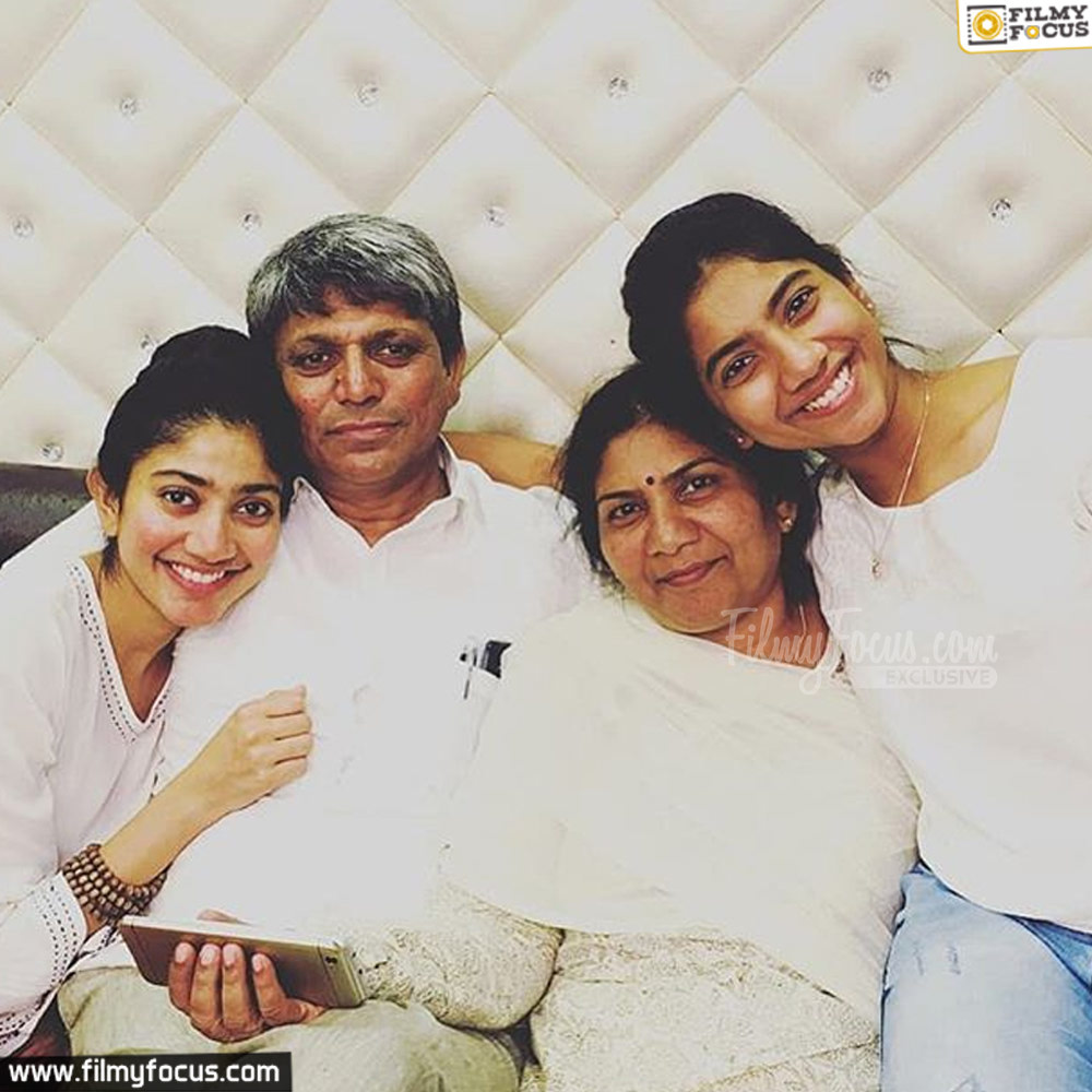 18-Sai Pallavi Family Pic