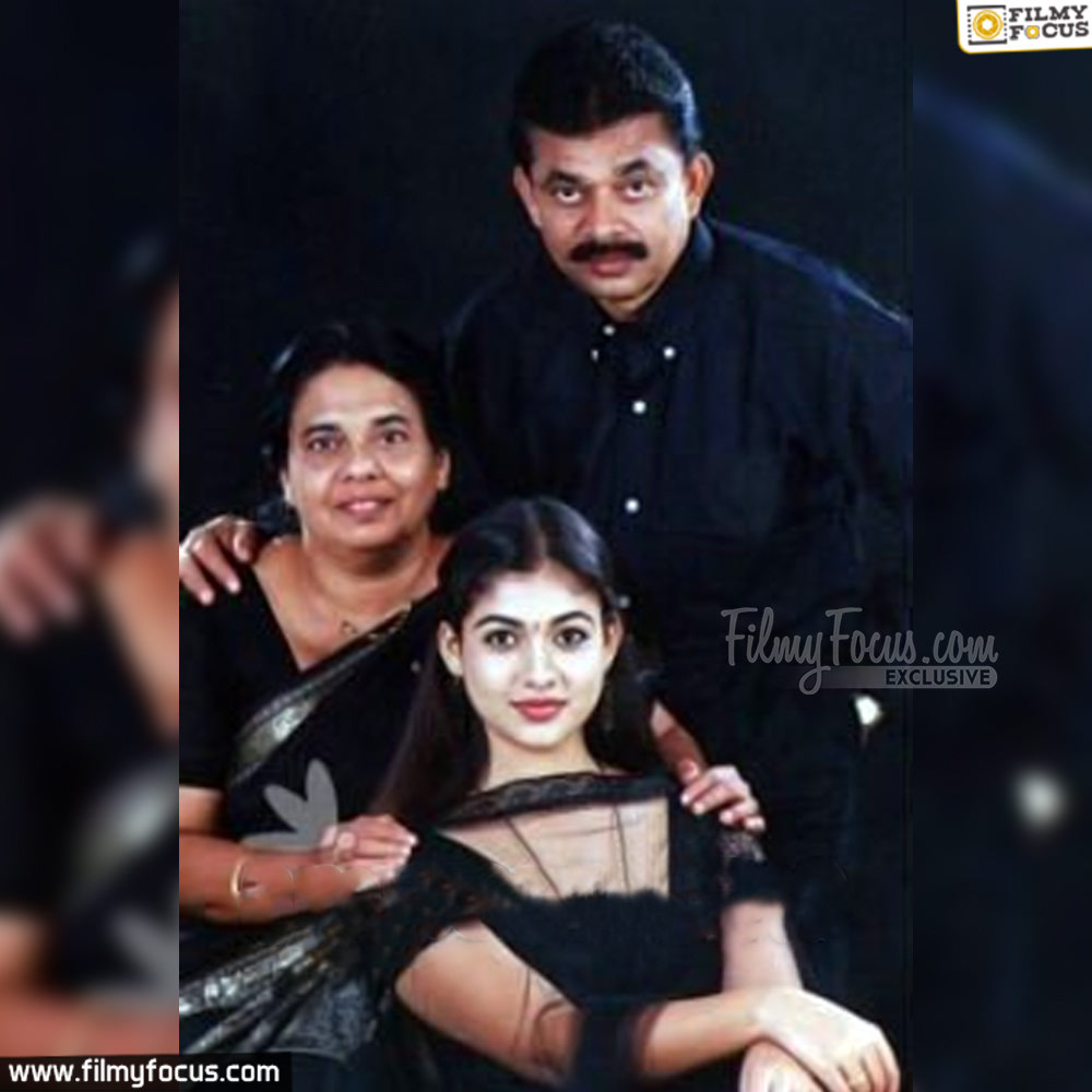 25-Nayanthara Family Pic