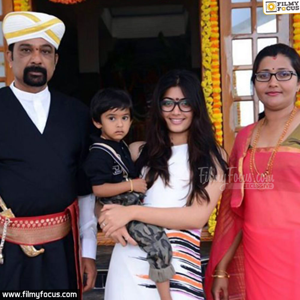 5-Rashmika Mandanna Family Pic