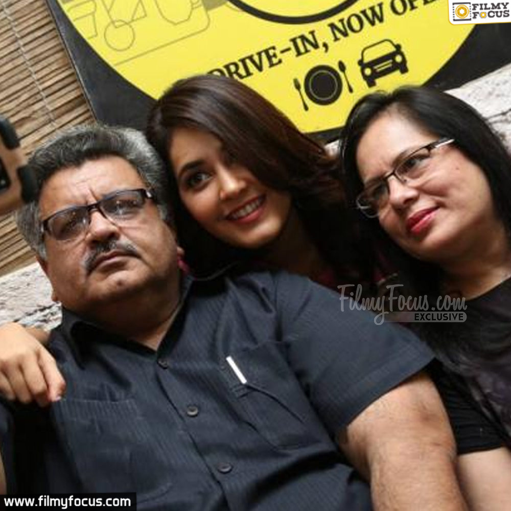 6-Raashi Khanna Family Pic
