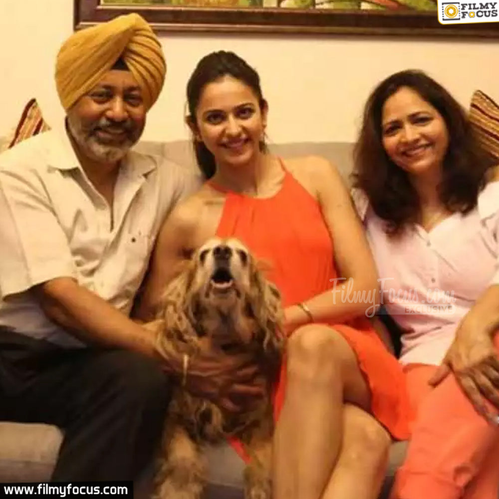 7-Rakul Preet Singh Family Pic