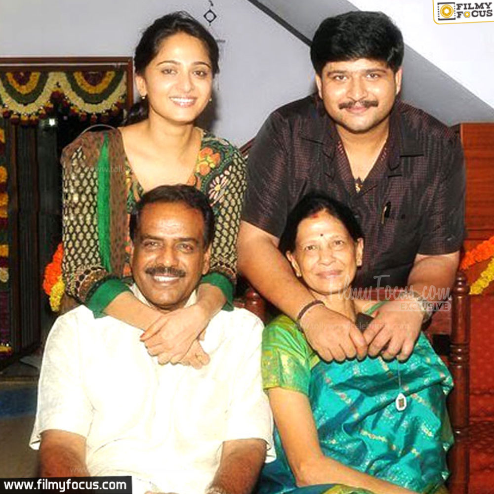 9-Anushka Shetty Family Pic