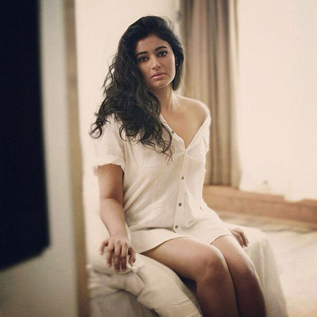 Poonam Bajwa Stunning Pose1