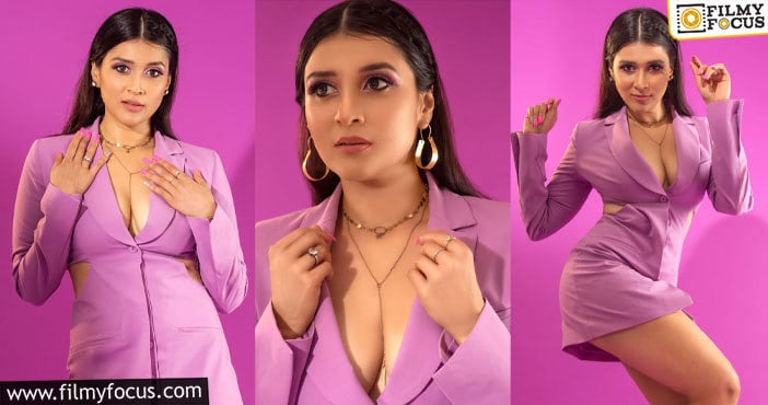 Mannara Chopara: క్లీవేజ్ షోలతో ఆకర్షిస్తున్న మన్నారా చోప్రా.. వైరల్ అవుతున్న ఫోటోలు..!