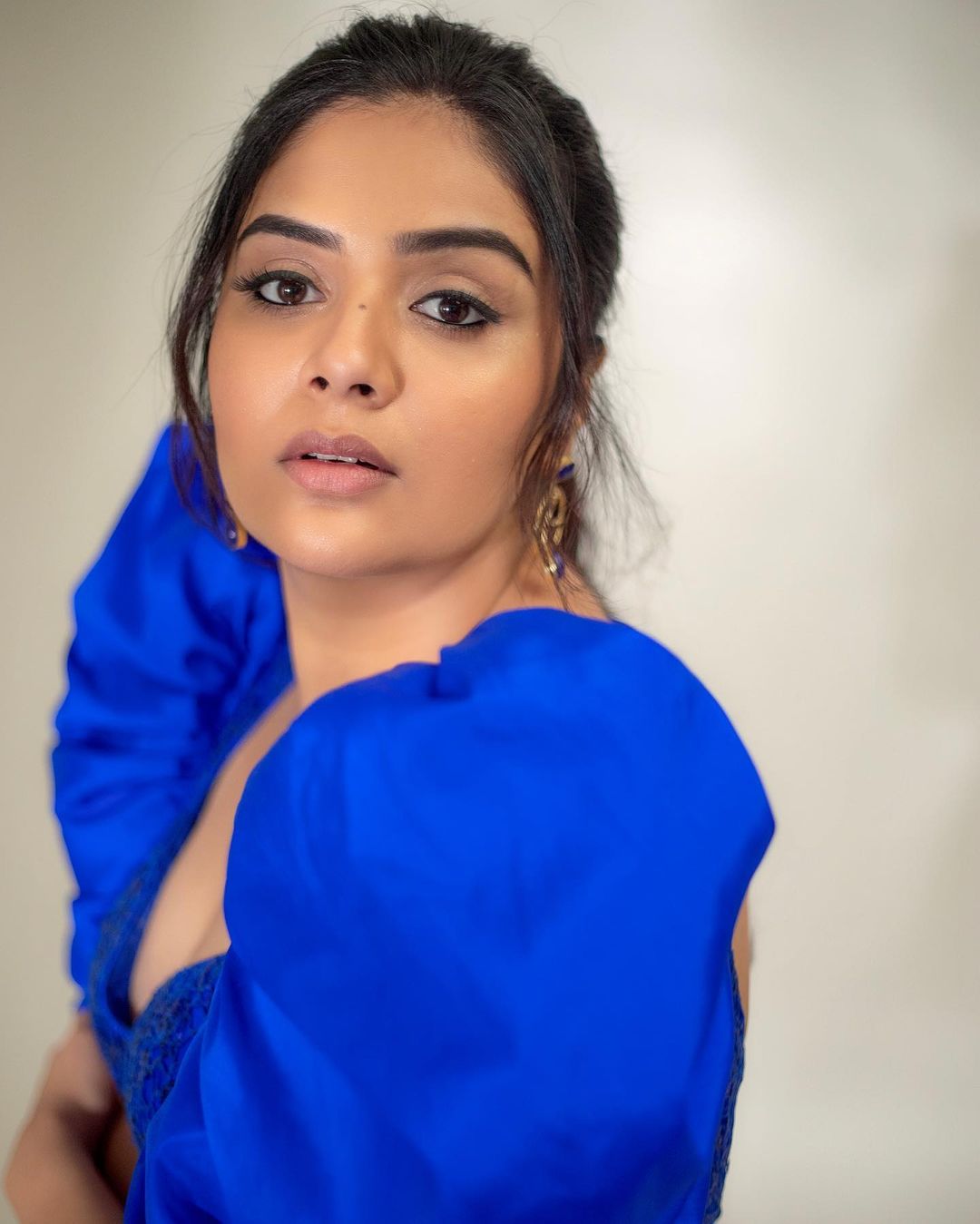 sreemukhi,. (4)