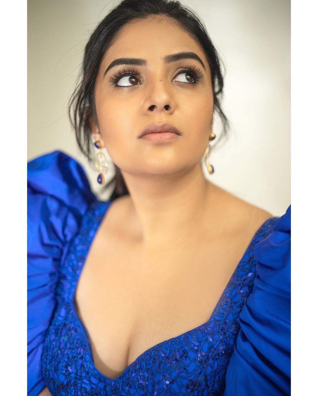 sreemukhi,. (6)