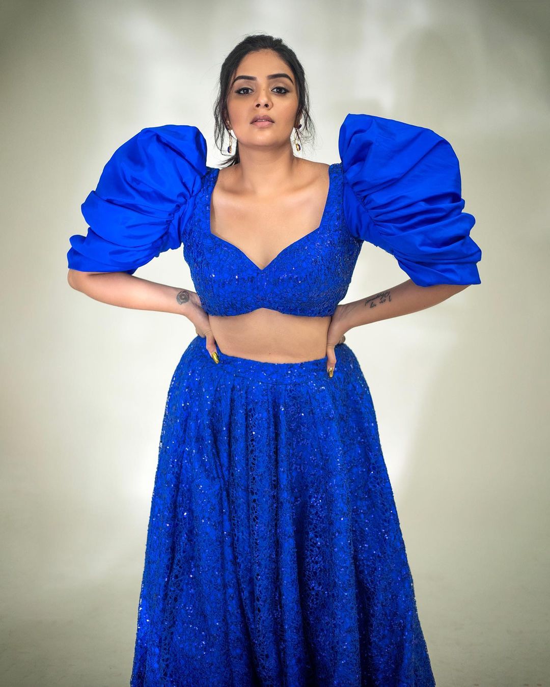 sreemukhi,. (7)