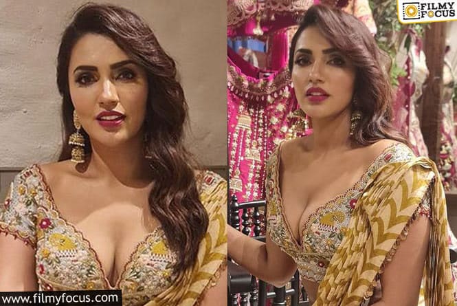 Akshara Gowda: క్లీవేజ్ షోలతో మళ్ళీ రచ్చ మొదలెట్టిన రామ్ బ్యూటీ.. వైరల్ అవుతున్న అక్షర గౌడ ఫోటోలు.!