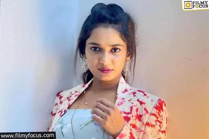 Ariyana Glory: మళ్ళీ థైస్ షోతో రెచ్చిపోయిన అరియనా.. ఫోటోలు వైరల్.!