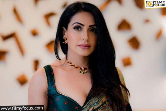 Nandini Rai: నడుము అందాలు చూపిస్తూ బిగ్ బాస్ బ్యూటీ నందిని రాయ్ లేటెస్ట్ గ్లామర్ ఫోటోలు వైరల్