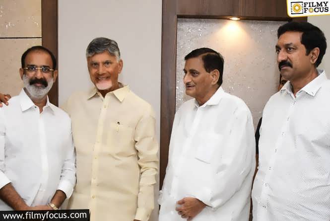 ఎఫ్ ఎన్ సి సి తరఫున  శ్రీ నారా చంద్రబాబు నాయుడు గారితో సమావేశమై వరద బాధితుల సహాయార్థం  25 లక్షల విరాళం