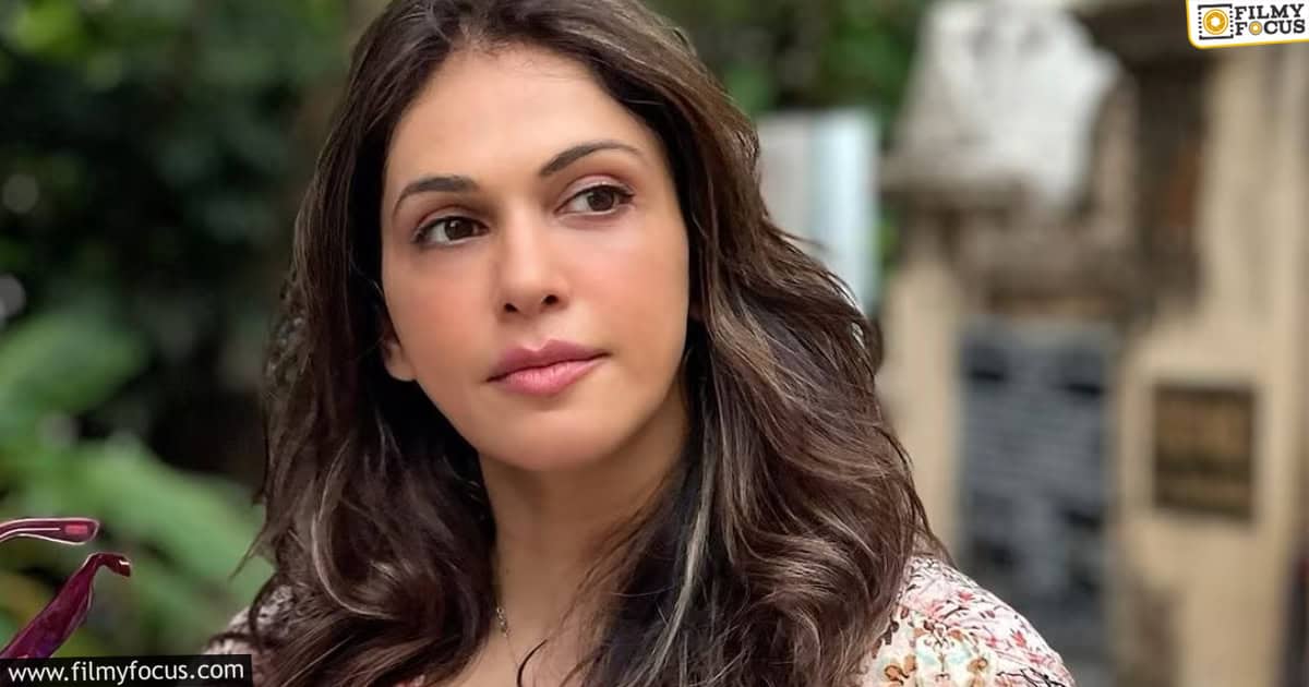 Isha koppikar about nagarjuna