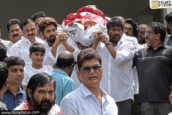 చిరుతో కలిసి నానమ్మ పాడె మోసిన అల్లు అర్జున్.. ఫోటోలు వైరల్