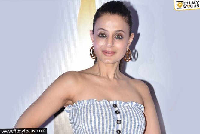 Ameesha Patel: పెళ్లి, డేటింగ్ పై బోల్డ్ కామెంట్స్ చేసిన బాలీవుడ్ బ్యూటీ అమీషా పటేల్..!