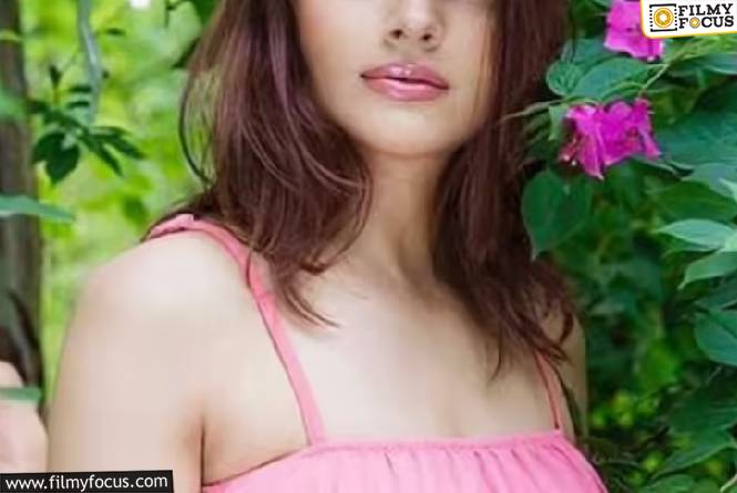 తండ్రి వయసున్న దర్శకుడు.. లిప్ లాక్ కోసం వేధించాడు